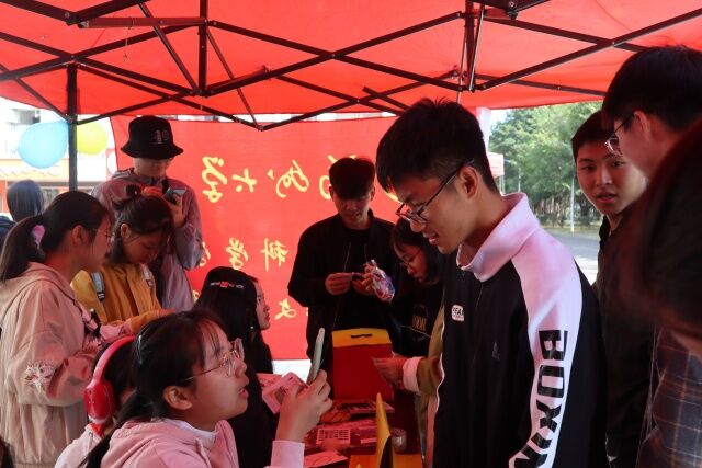 05讲解员正耐心向同学解释“乐中学党识”活动内容和游戏规则